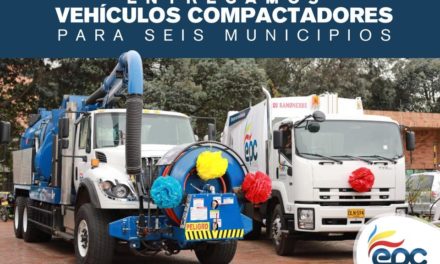 Entrega de seis vehículos compactadores para recolección y transporte de residuos sólidos